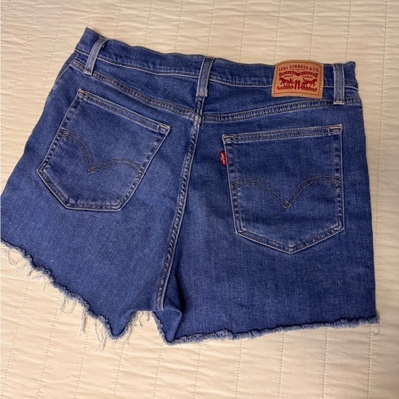 Women’s distressed  Levi’s high rise denim shorts size 32 - Picture 5 of 8